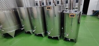 NEREZOVÁ NÁDRŽ 300 L S PLOVOUCÍM VÍKEM + CHLADÍCÍ DESKA 18 K