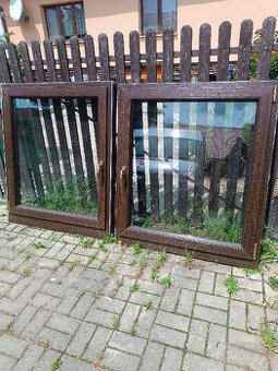 Prodám 2 hnědá okna 1,05m x 1,20m v pěkném stavu