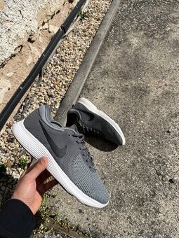 Boty Nike Revolution 4