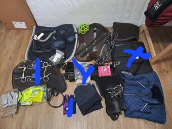 Mnoho věcí na kone a jezdce