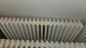 Prodám 2 ks  litinových radiátorů.