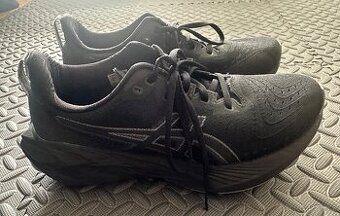 Běžecké boty ASICS Novablast 4 (vel. 41.5)