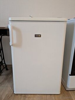 Malá lednice s mrazákem Zanussi