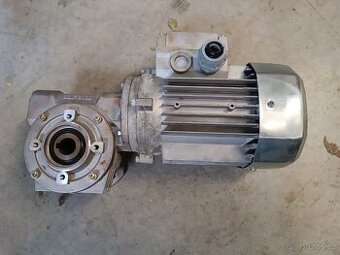 Elektromotor s převodovkou 66,5ot/min