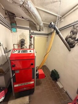 Atmos D20P s příslušenstvím a hořákem na peletky