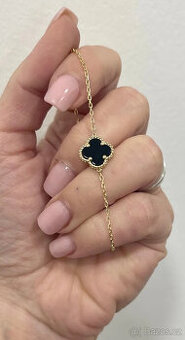 NOVÝ Krásny zlatý náramok s obľúbeným čiernym štvorlístkom