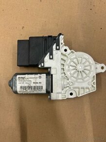 VW Touran moturek okna zad. L