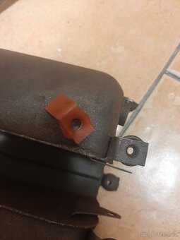 Držák prsíček na nádrž jawa 550/555 pařez