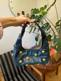 Stylová kabelka ZARA – výrazný design s kovovými detaily