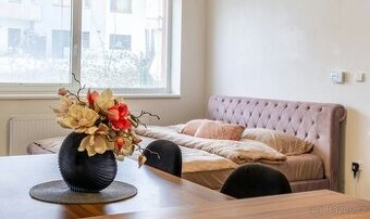 Manželská postel včetně nastavitelných roštů