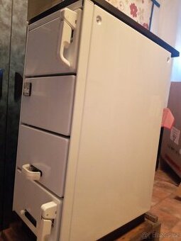 Varný spotřebič s výměníkem na pevná paliva