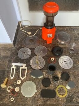 Oblíbený kuchyňský robot ETA 0010 s příslušenstvím