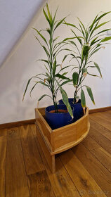 Rohový stolek na květiny