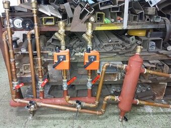 Hydraulický vyrovnávač s rozdělovačem