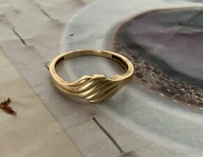 Dámský zlatý prsten - 1