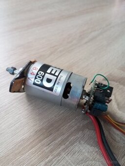 Motor s regulátorem