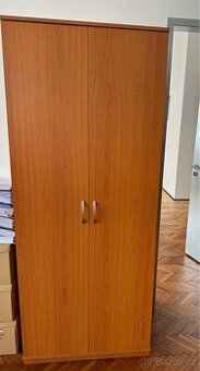 Nábytek- skříně, stůl, regály
