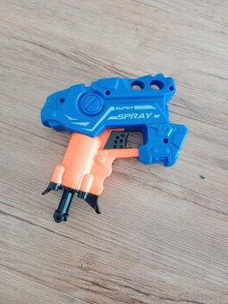 Modro-oranžovo-černá pistol na hraní.