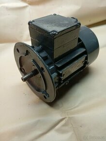 Motor přírubový.