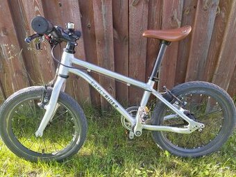 První kolo Early Rider 16