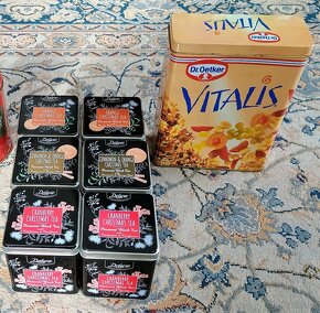 Plechové dózy-čaj,müsli,Jima Beam,káva,knäckebrot,žvýkačky