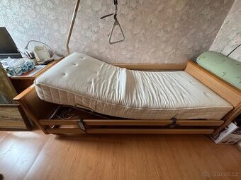 Polohovací postel s rampou