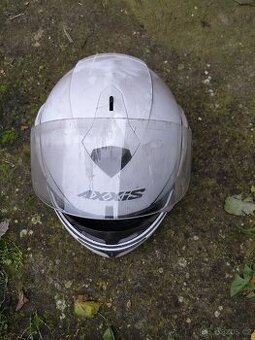 Bílá helma na motorku