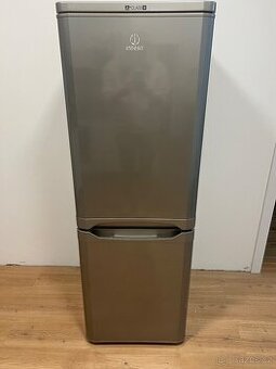 Lednice s mrazakem Indesit