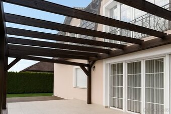 Masivní dřevěná pergola s čirým polykarbonátem – 5,5 × 4,35