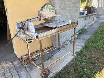 Řezačka na dlažbu