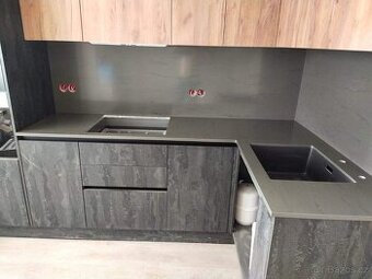 kuchyňská pracovní deska z umělého kamene