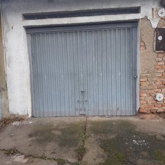 Výklopná garážová vrata