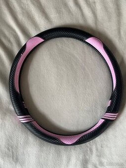 Ruzovy potah na volant