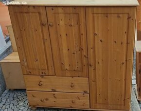 Celo masivní komoda - skříň