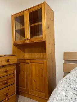 Přidám dřevěnou skříň a komodu