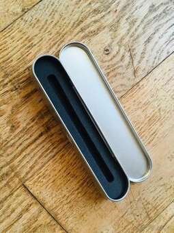 Malá plechová oválná krabička na tužku, penál