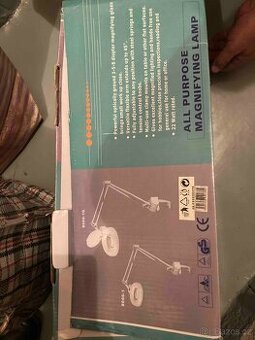 Stolní lampa s lupou