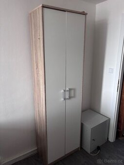 Skříň a konferenční stolek