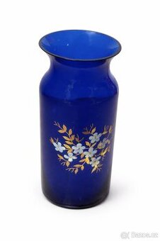 skleněná váza z modrého (kobaltového) skla s ručně malovaným