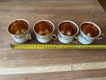 Porcelánové hrnky JSK – 4 ks, 1 prasklý)