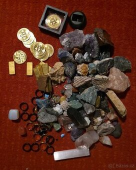 Široká sbírka kamenů a minerálu s dekoracemi