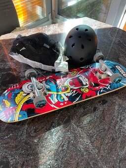 Skateboard + helma + chrániče – kompletní set