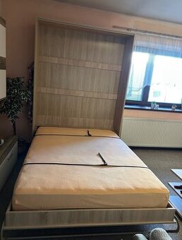 Skříňová postel a koupelnová skříňka s zrcadlem