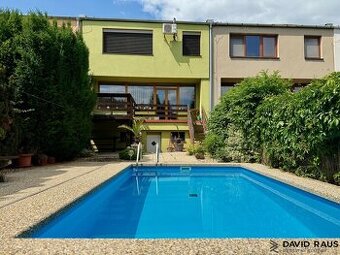 Prodej rodinného domu 5+kk  ( 219 m2) s garáží a bazénem,  B