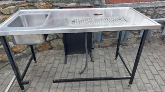 Barovy pult se dřezem
