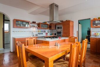 Prostorný dvougenerační rodinný dům s širokým využitím, 327