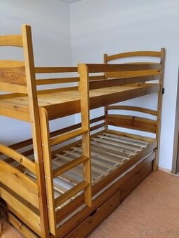 Dvoupatrová postel pro tři osoby, matrace 200x90 cm