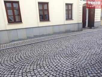Pronájem komerčního prostoru 12 m2 v přízemí u místeckého ná