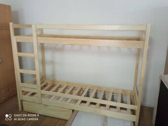 masivní patrová postel