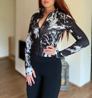 černo-bílá fitness mikina